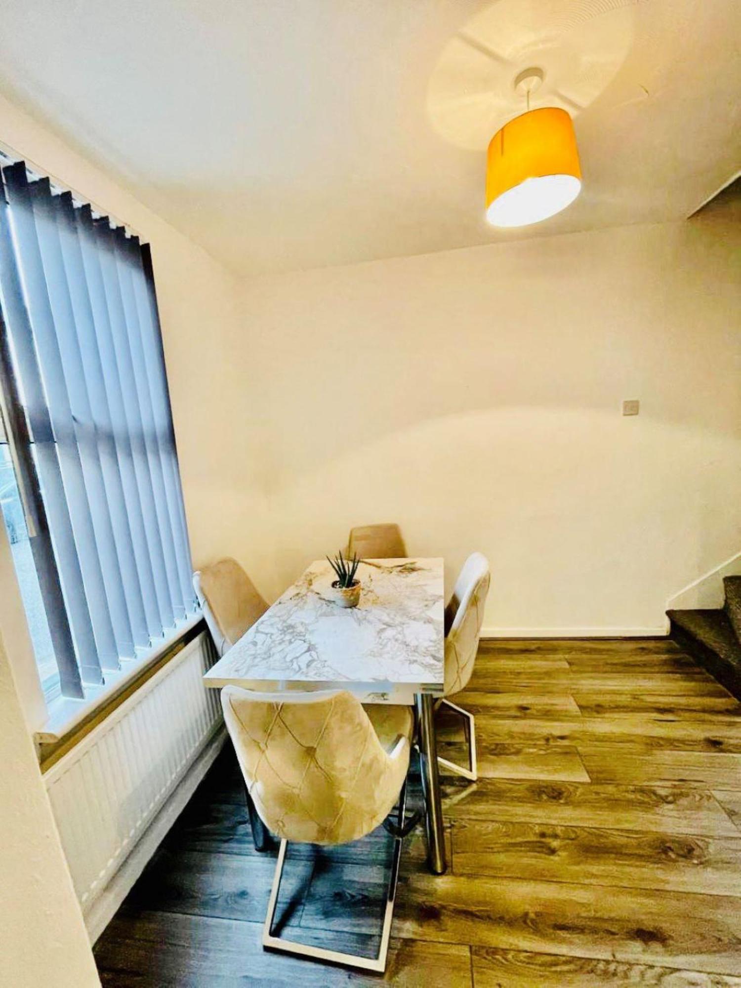 2 Bedroom House Close To Liverpool Stadia With Free Parking Exterior photo